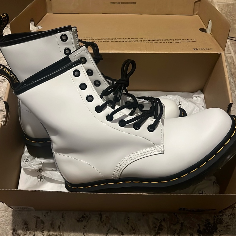 Women white Dr martens
